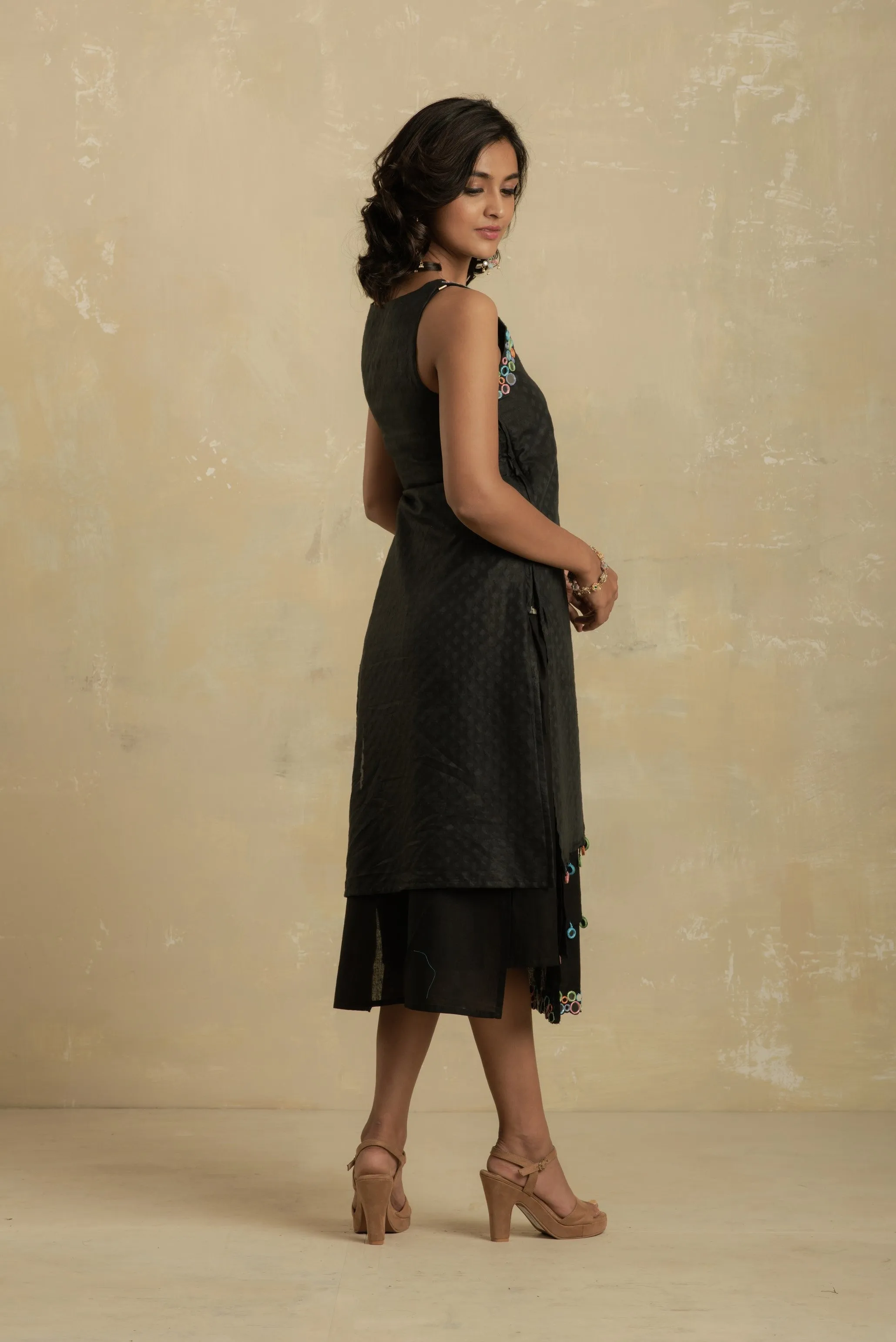 Black Sleeveless Layered Dress - Set of 1