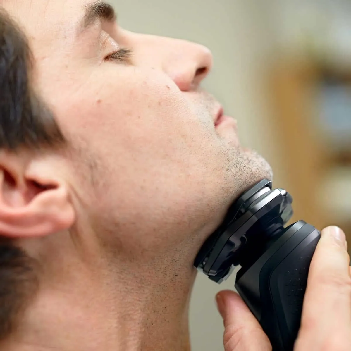 Philips Wet & Dry Shaver 5000 with SkinIQ Tech   Shave Heads, Charging & Cleaning Base (Refurbished)