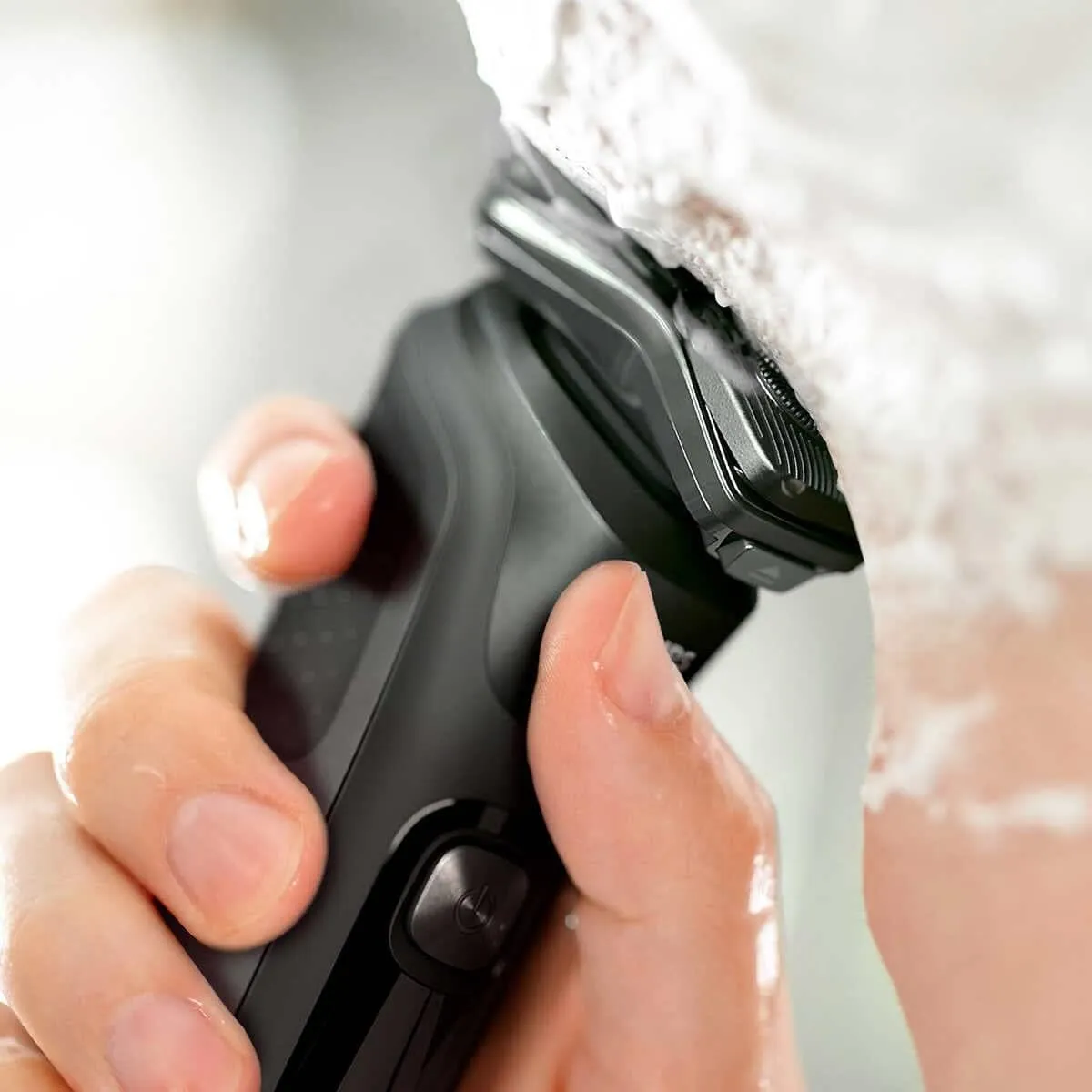 Philips Wet & Dry Shaver 5000 with SkinIQ Tech   Shave Heads, Charging & Cleaning Base (Refurbished)